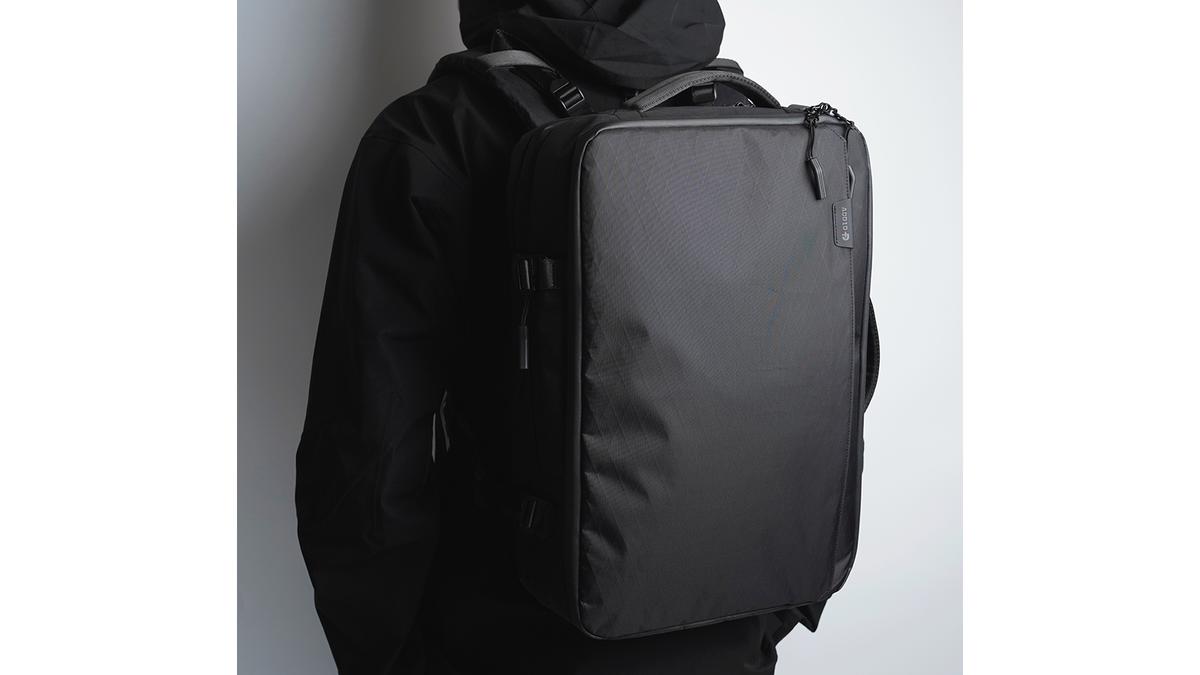 旅行からビジネスまで。耐久力と防水性能に優れたX-PACを全面採用した