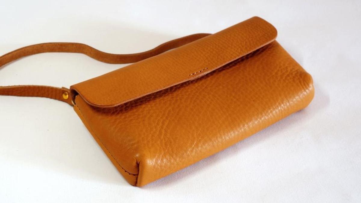 お出かけはこれ1つでOK。財布と一体化した本革のスマホポーチが手ぶら