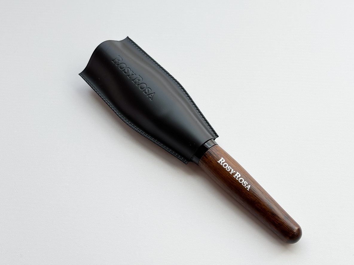 ロージーローザ「パウダーブラシEX」にカバーを装着させた状態