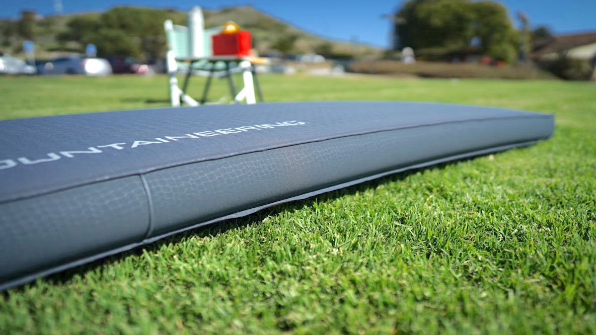 アルプスマウンテニアリングのインフレーターマットが来客用寝具の最適