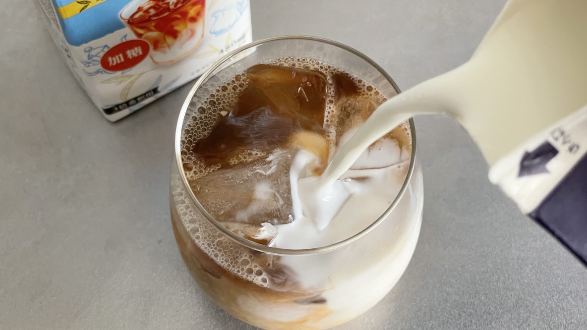 ミルクを注ぐだけで「おいしいアイスミルクティー」が楽しめる！おやつ