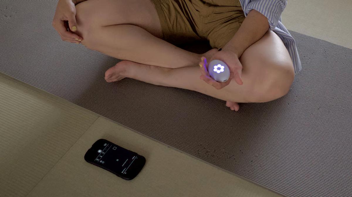 新生活で緊張続いてない？リラックス度を可視化してくれるガジェットを