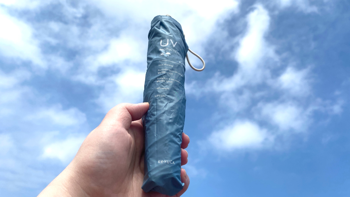 KEYUCAの晴雨兼用傘「遮光軽量スリム50」はスマホより軽いんだ