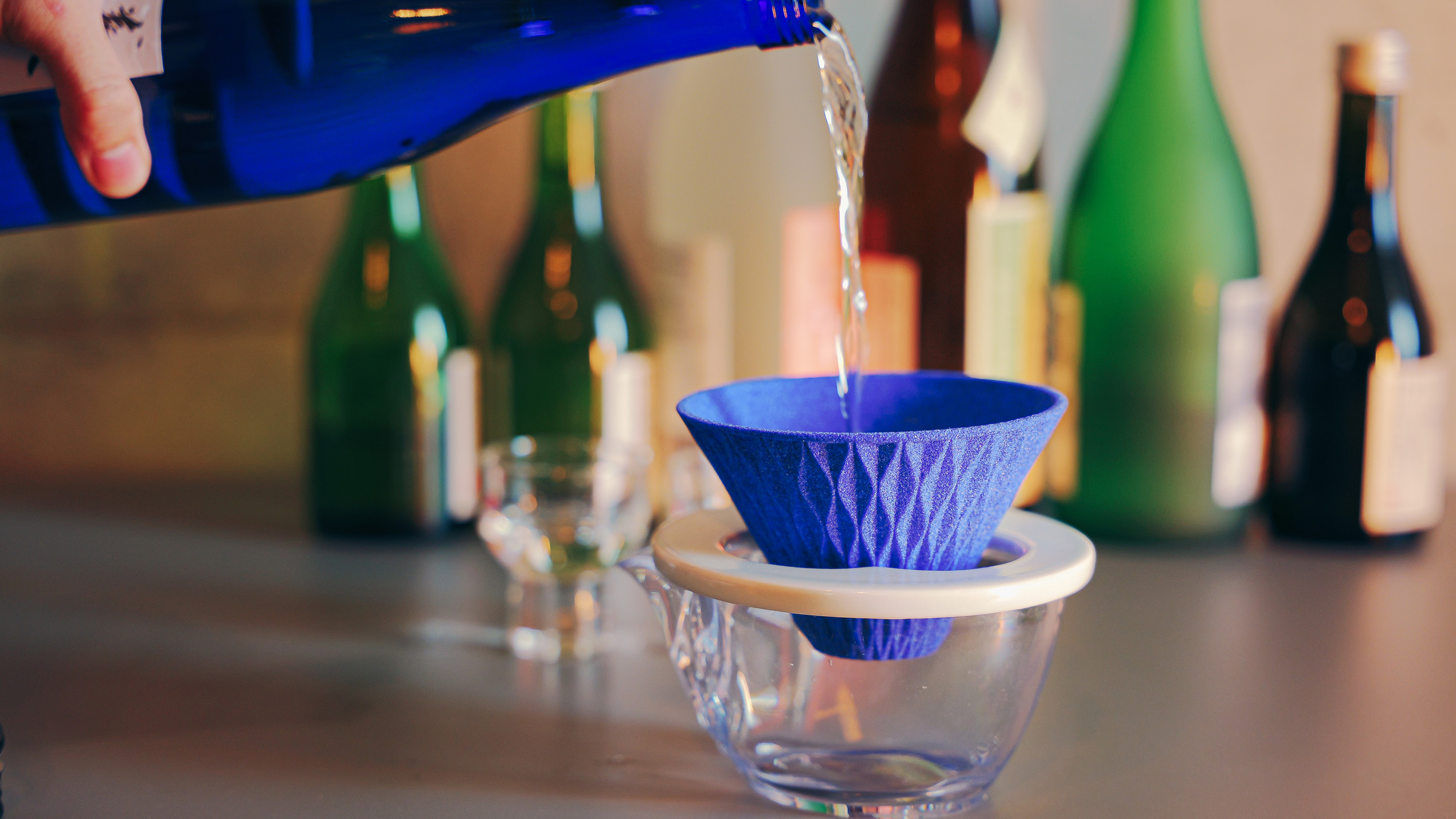 日本酒やワインをまろやかに。お手頃銘柄もレベルアップできる「蒼い雫