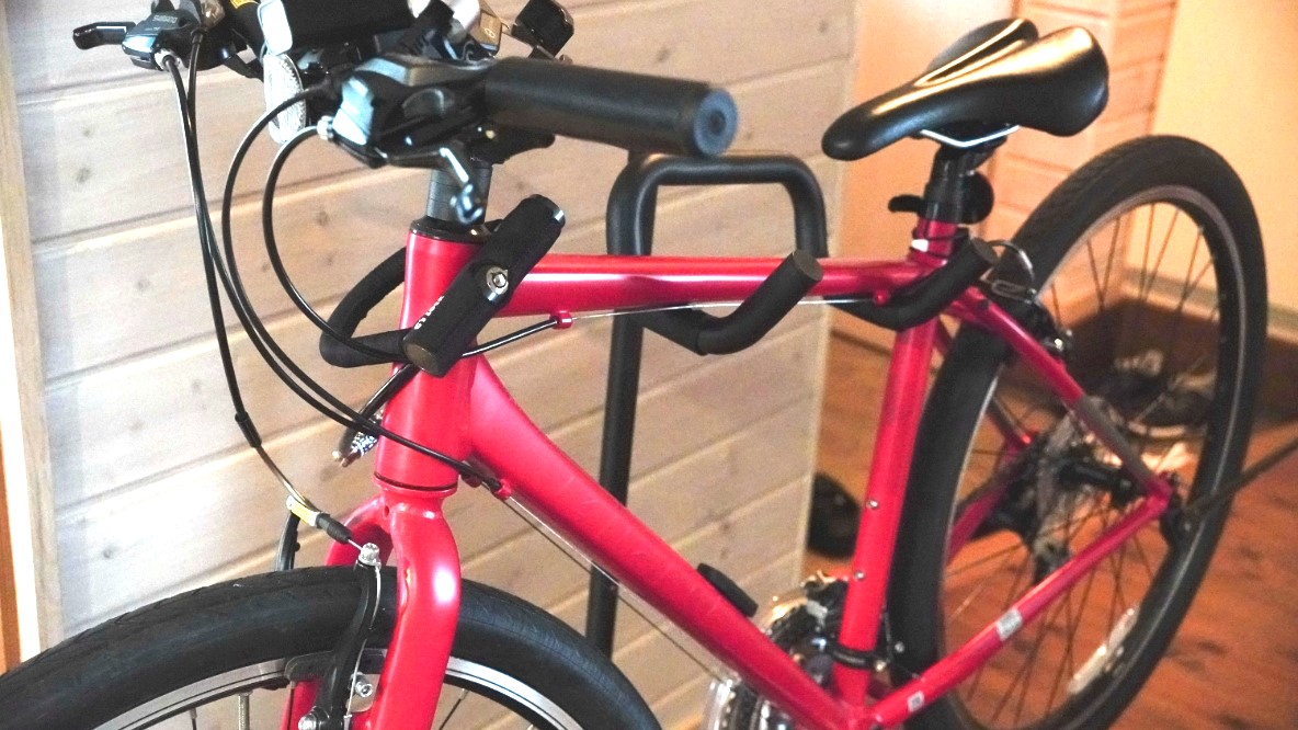美品◎数回使用◎室内保管◎自転車◎24インチ◎ 定価22800円◎引取り可 山崎実業って自転車スタンドでスポーツバイクをカッコよく室内収納でき