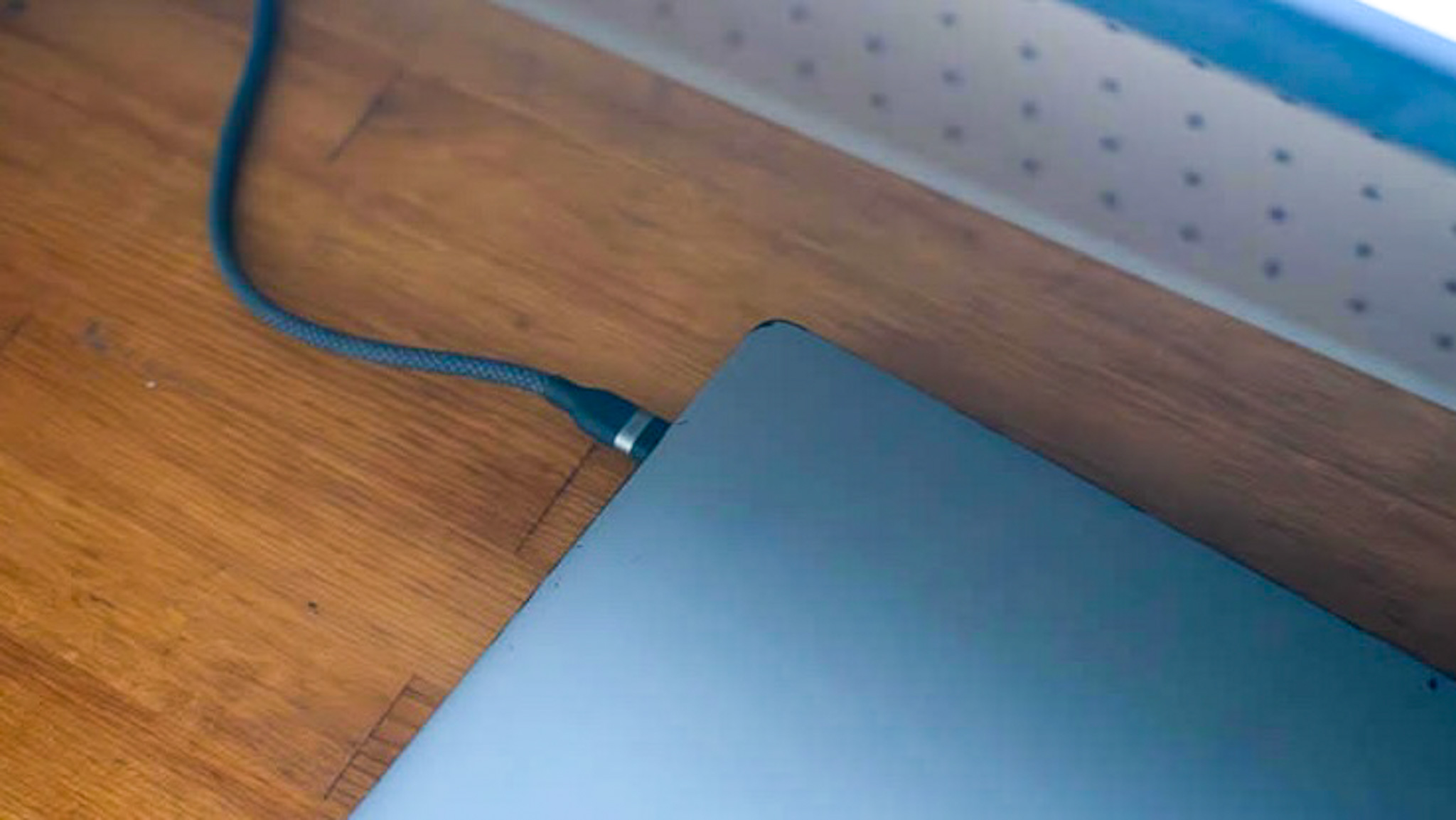 Ankerの新作「1本2役ケーブル」で、モニター周りのごちゃつきが解消