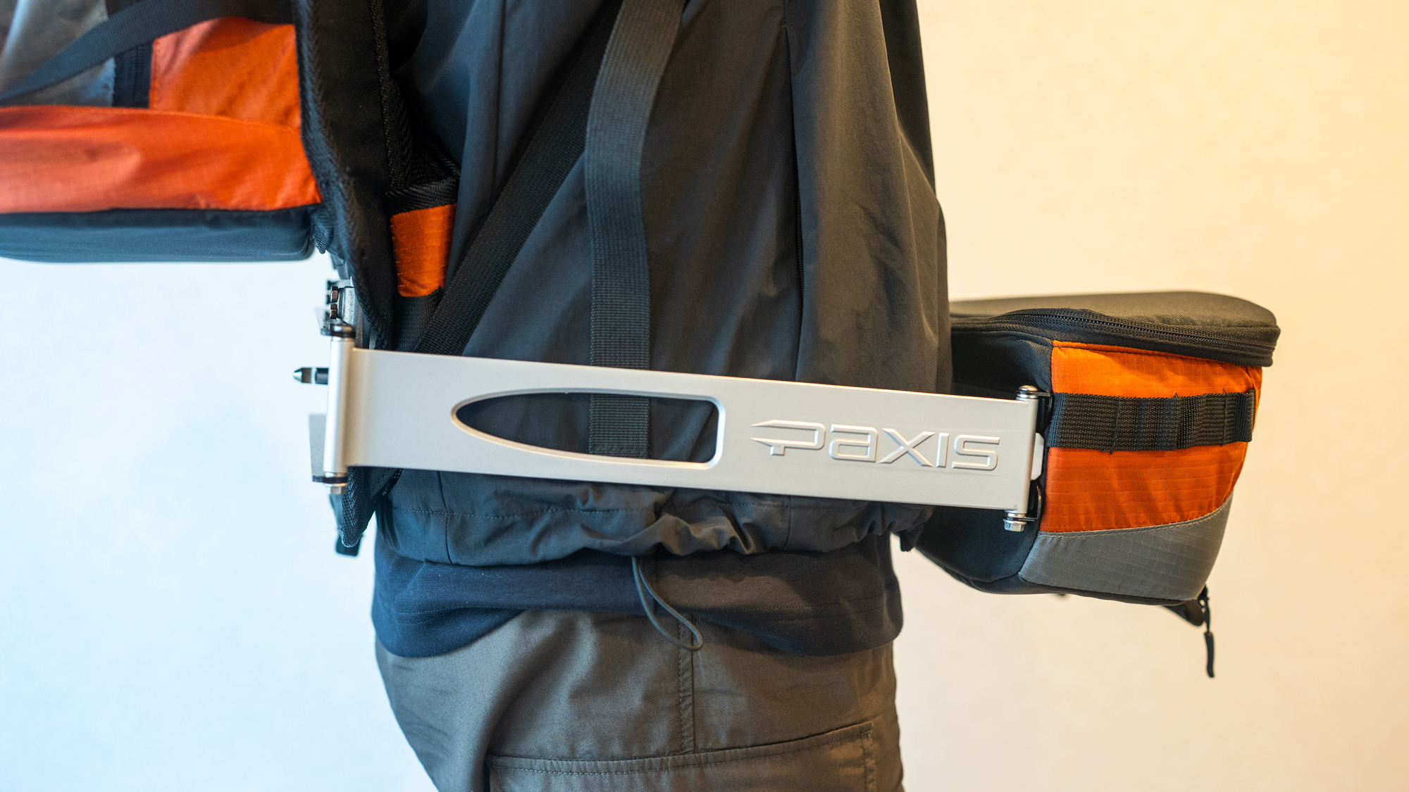 底の荷物も背負ったまま取り出せます。「PAXIS」はレジャーや 