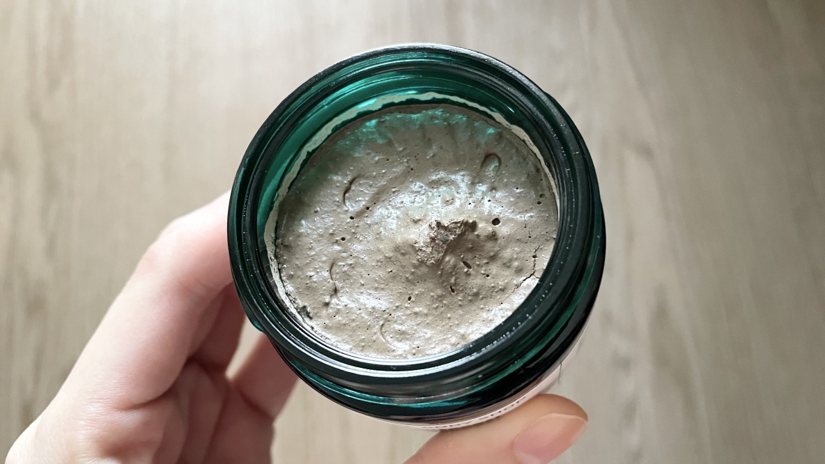 この「濃厚すぎる炭とクレイのパック」で、夏の毛穴・ざらつきが