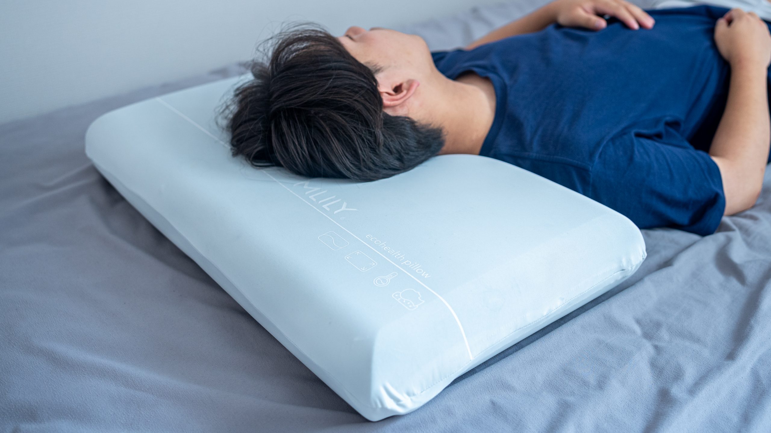 寝返りを打っても頭がピタッと決まる！「エコヘルスピロー」の絶妙