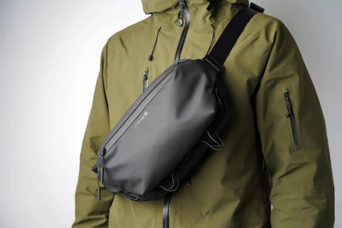 増えても慌てない、減らせばスリム。「形が変わるスリングバッグ」が