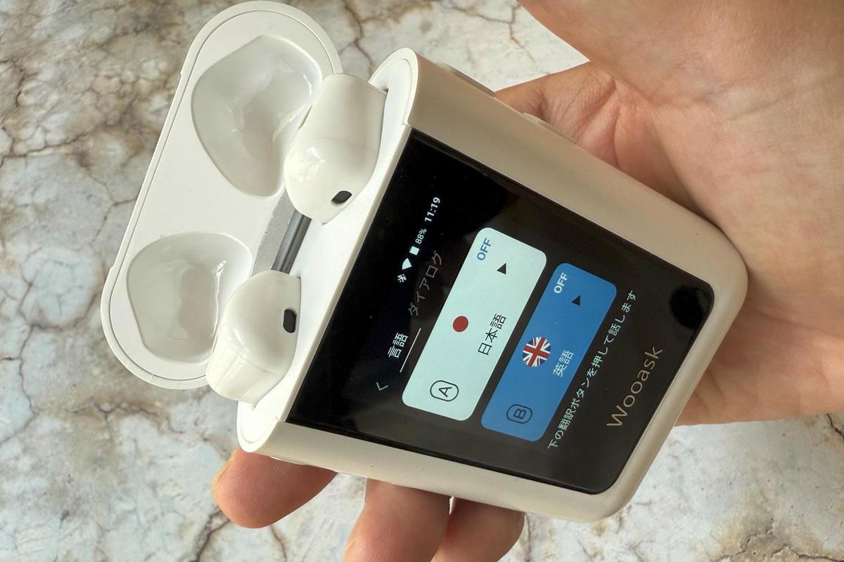 1台持ってて損なし。電波がなくても自動翻訳してくれる、イヤホン付き