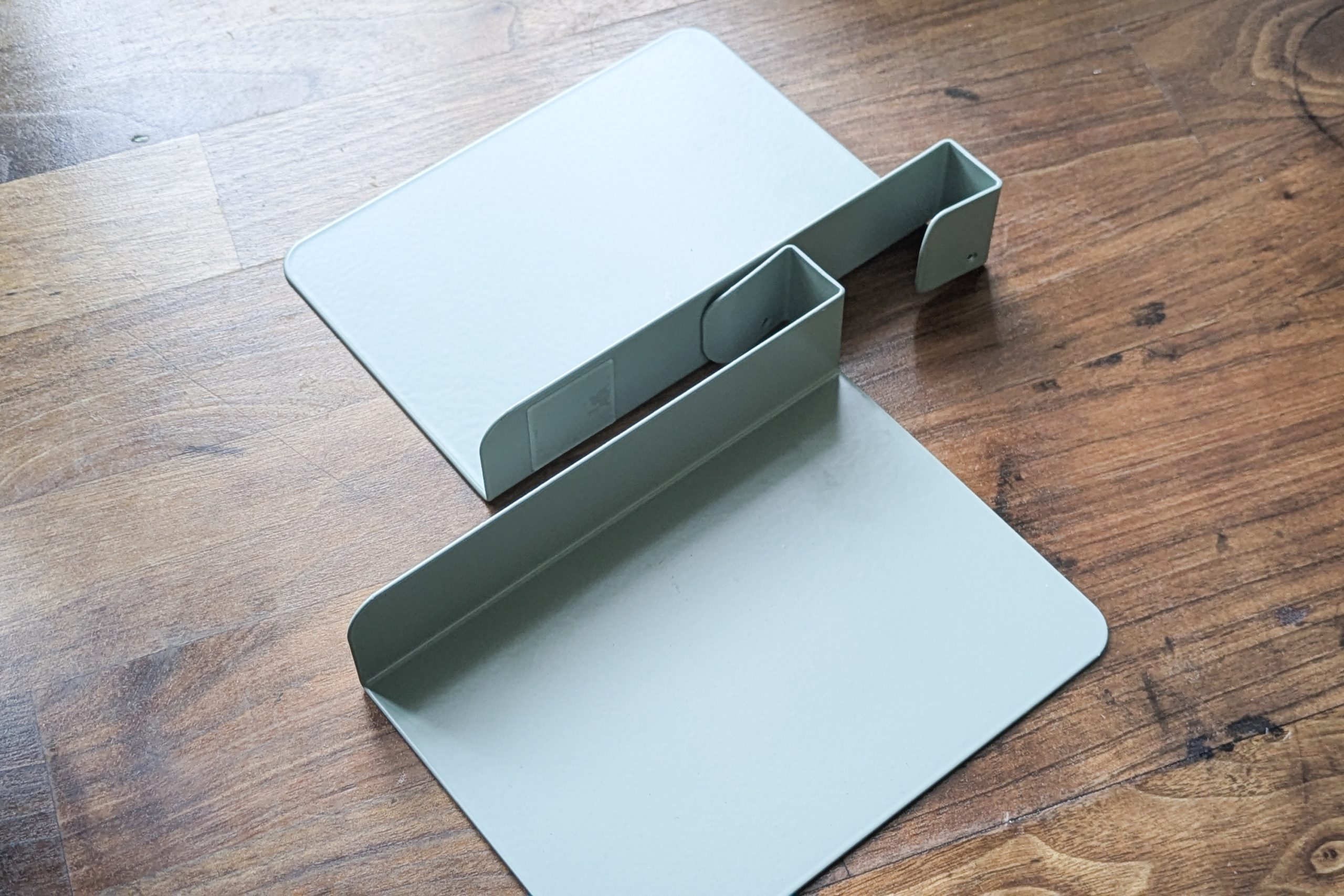 IKEAでワンコインの「タダモノじゃないブックエンド」でデスクが