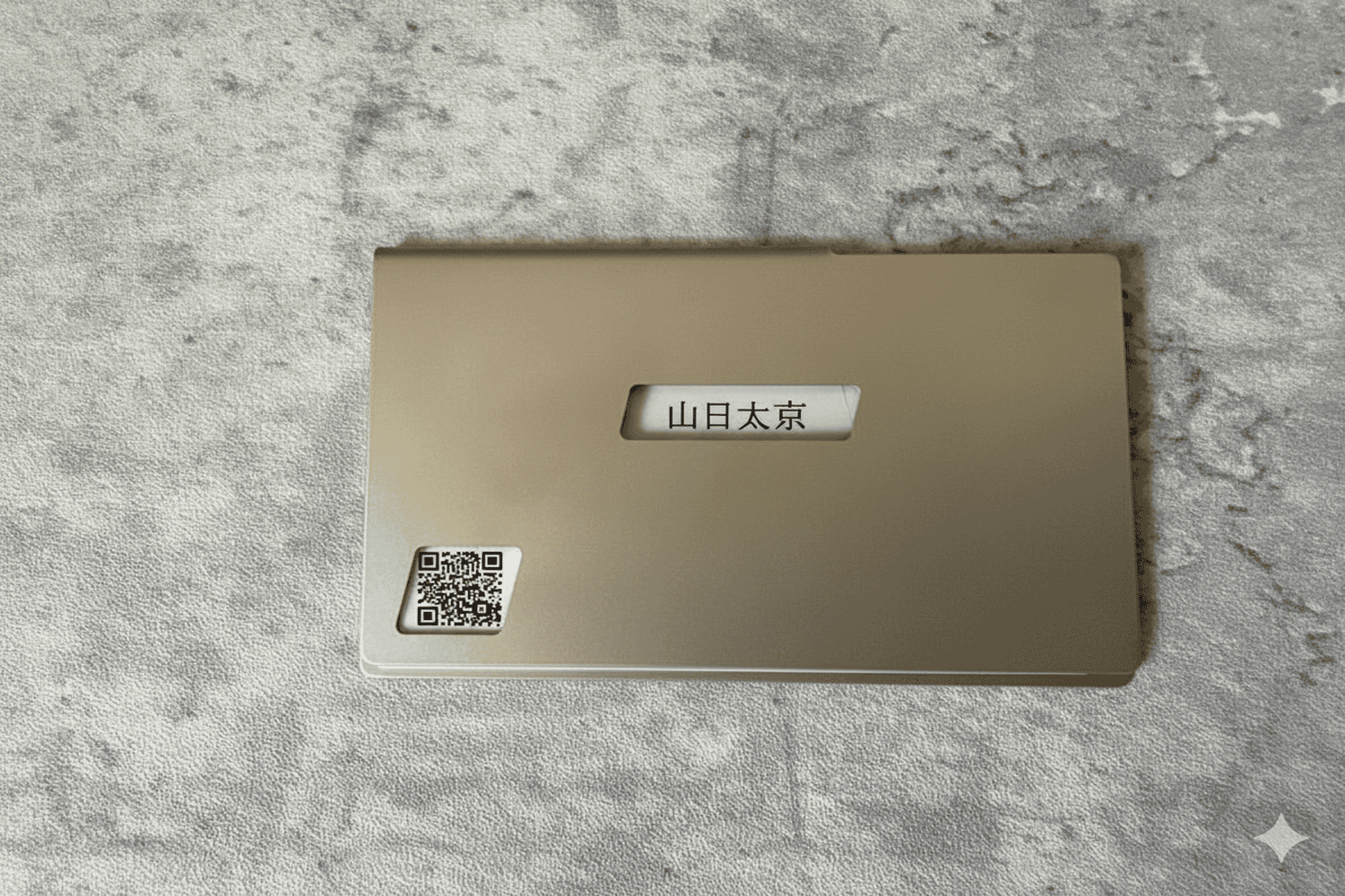 マイナンバーは隠し、顔写真は見せる。このチタン製ケースの設計