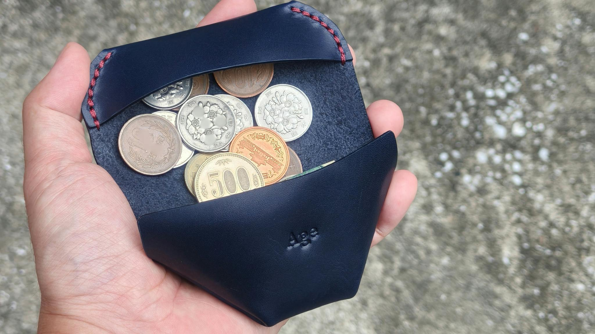 重さ、消しゴム1個分。ポケットに入れてることを忘れるくらい軽いコインケースが便利 | ROOMIE（ルーミー）