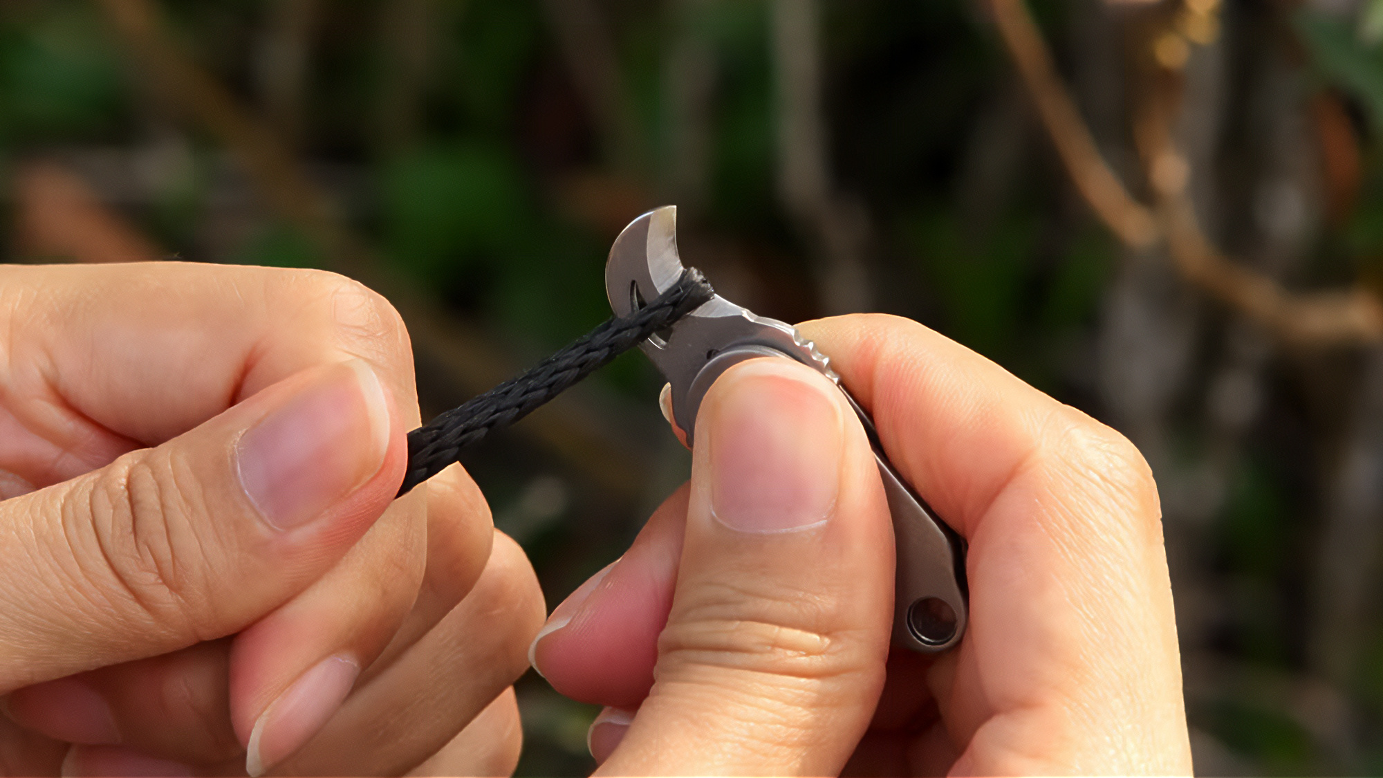 たった8gで親指サイズ。アウトドアにも便利な極小チタンナイフ「Scythe