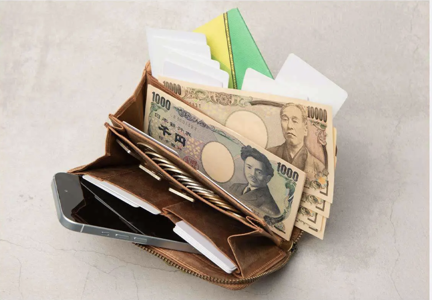 紙幣は最大50枚、カードは24枚、通帳も鍵もスマホも入る！もはやミニ