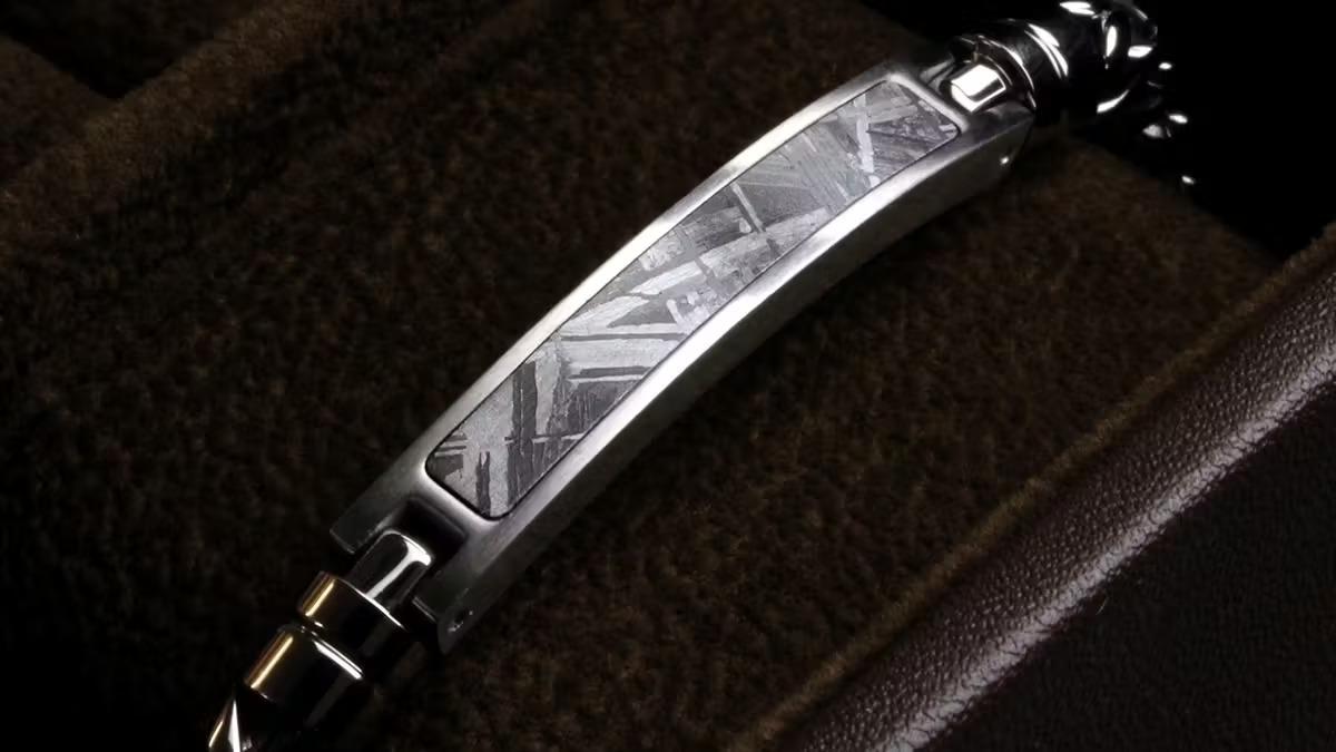 x*g様 隕石　ムオニナルスタ　　 バングル 腕につけてるコレ、実は100万年前の隕石なんです | ROOMIE（ルーミー）