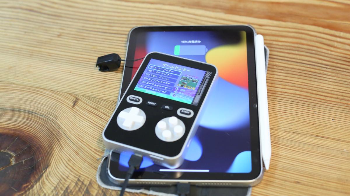 スキマ時間にちょっとだけ。レトロなゲームで遊べるバッテリーが、いい