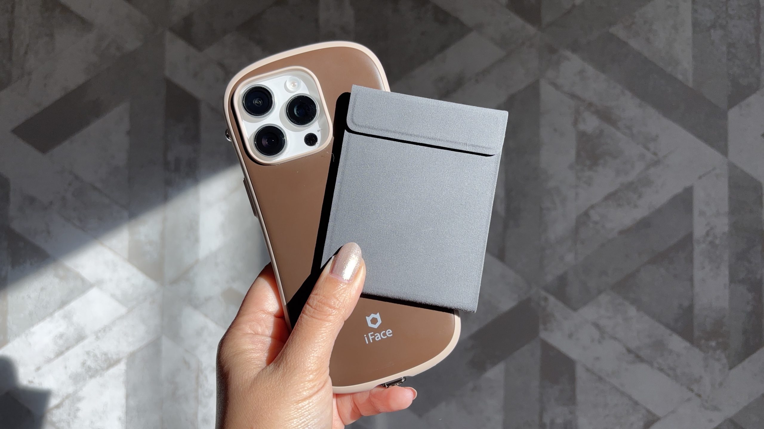 無印良品で見つけた薄くて小さな板状のこちら、もしやスマホ生活の