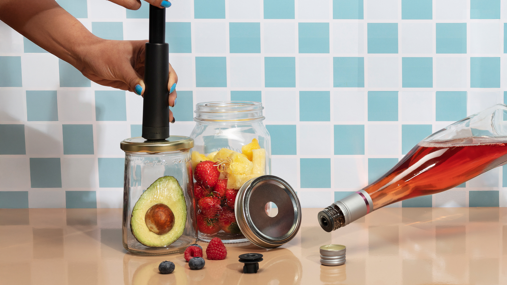 空き瓶 空き瓶が真空保存容器になるって知ってた？ 食材やワインの保存も