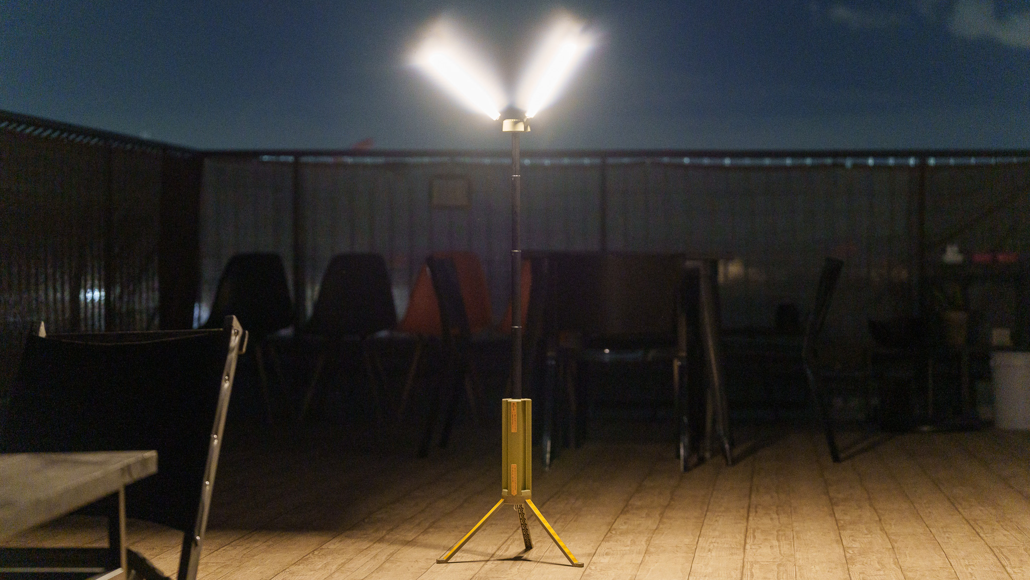 バッグに入る3,000ルーメン。変形するキャンプランタン「CL04」で