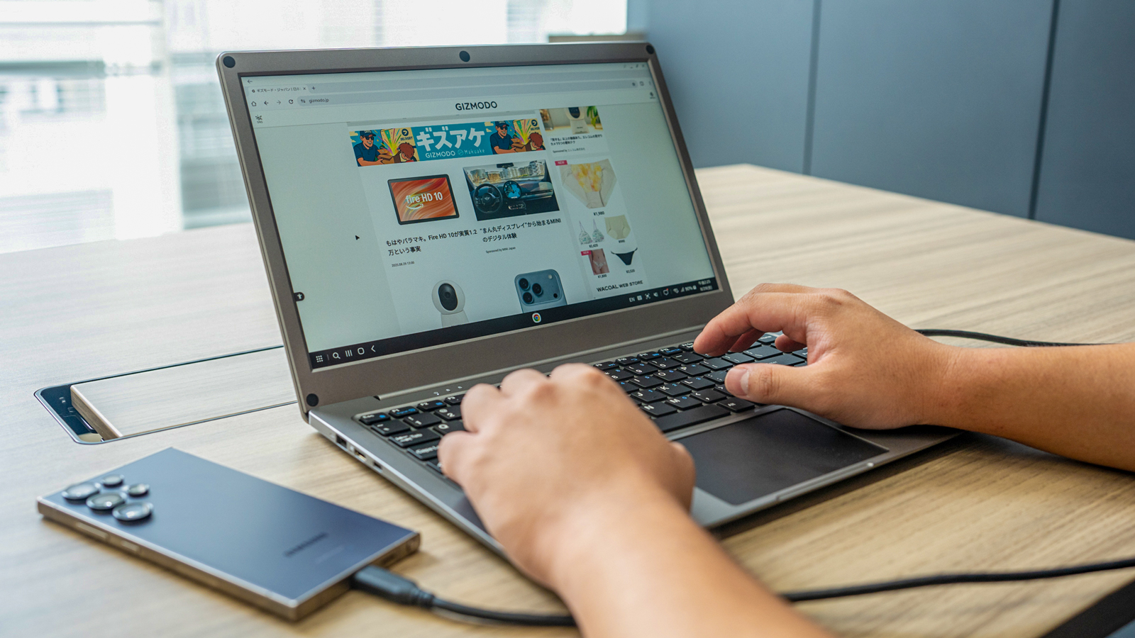 モニターにキーボードとトラックパッドを内蔵。スマホやラズパイが