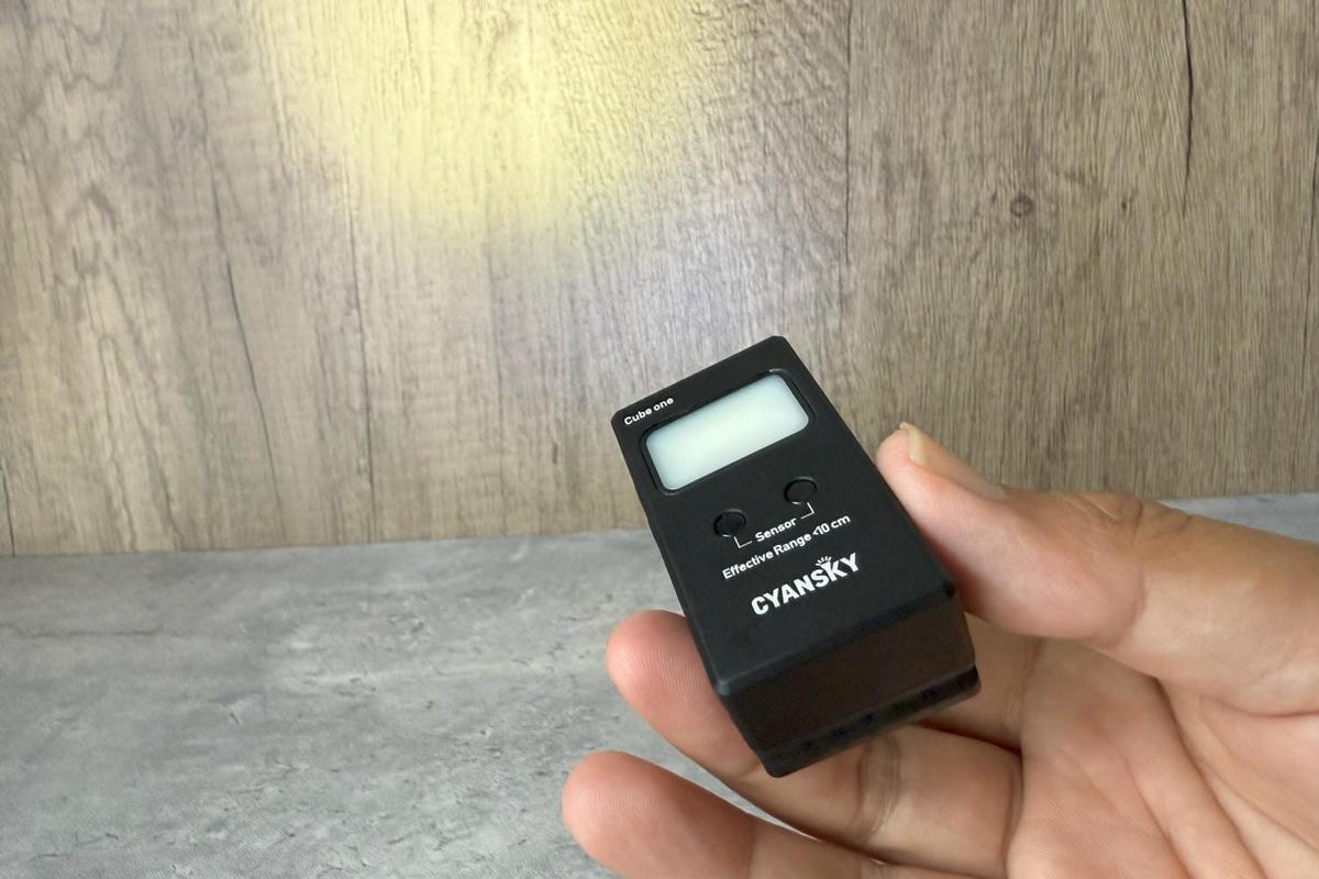 え、触ってないのに点いた。45gの小型ライトに「手をかざす」センサー