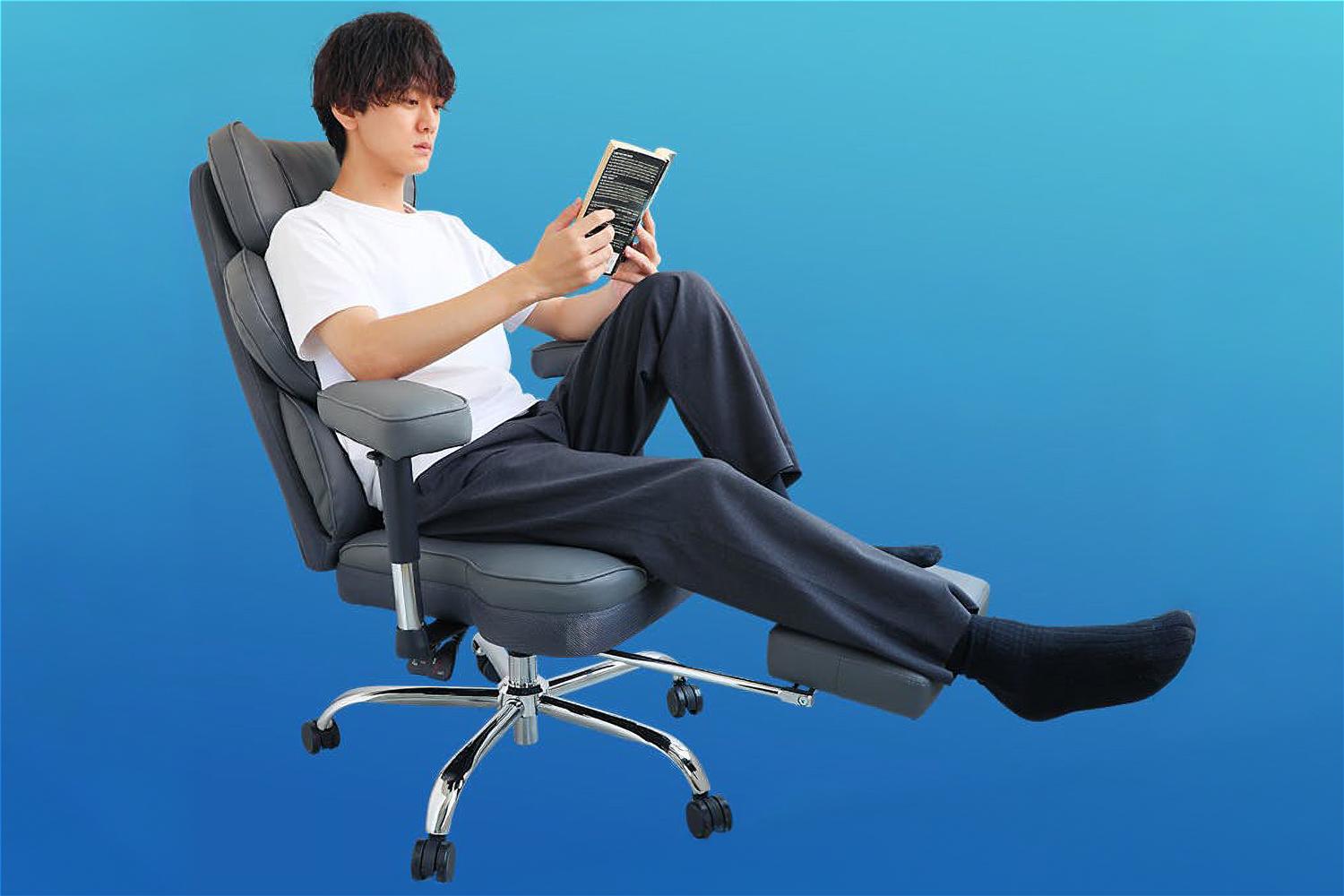 フットレストが気持ちよさそう。仕事も休憩もこなせる贅沢＆シンプルな