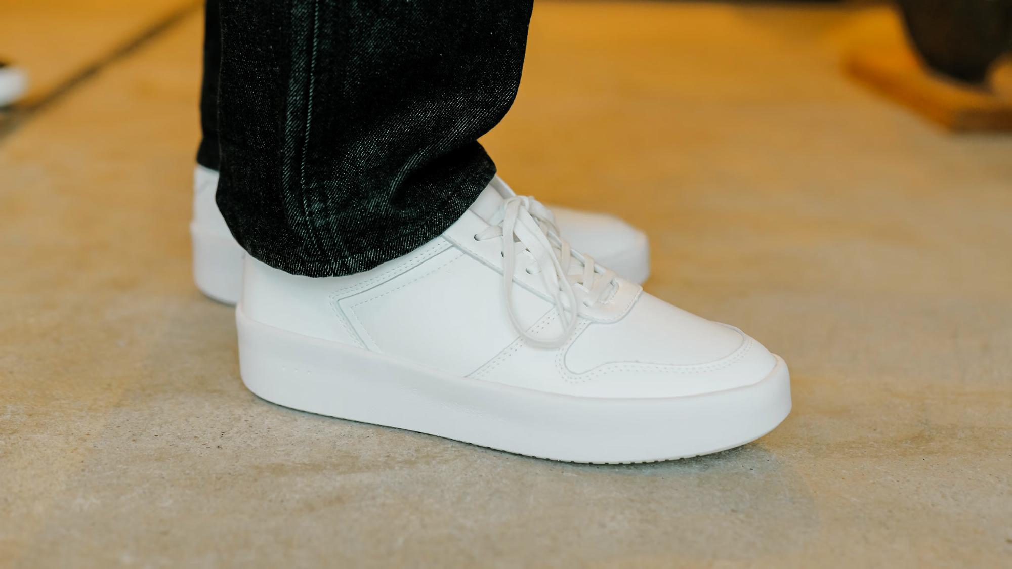 キレイが続く白スニーカーって神じゃん。雨の日でも気にせず履けるから