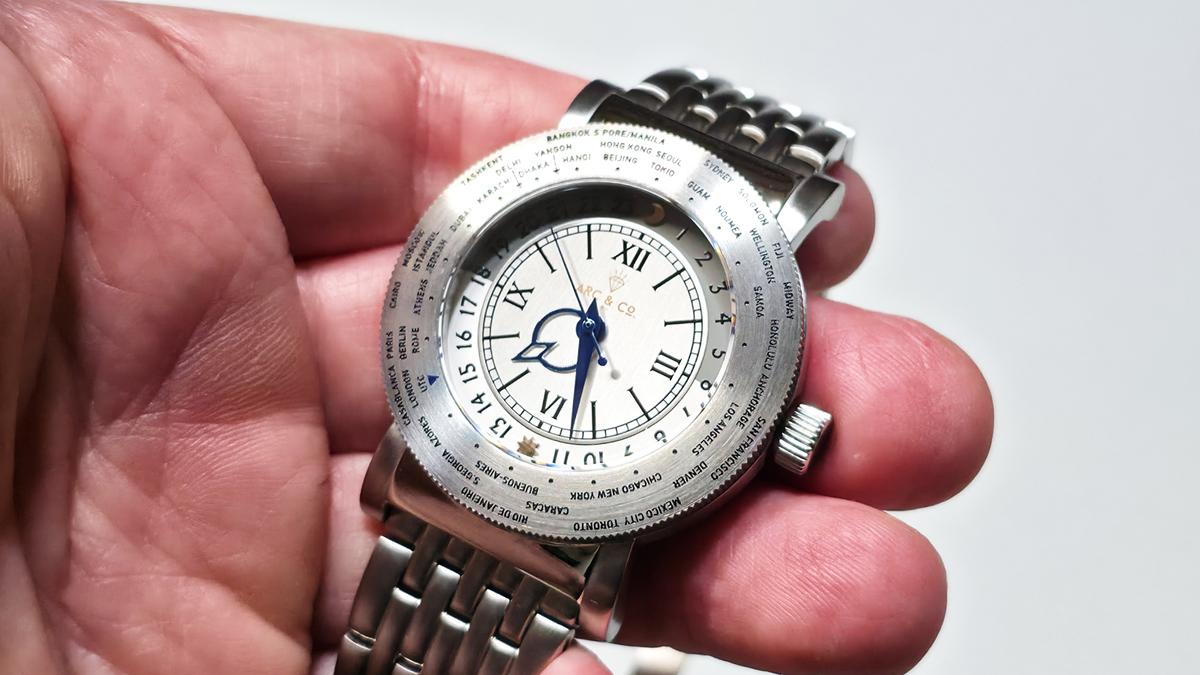 手首に、旅の記憶をまとう。46都市を刻むワールドタイムウォッチ