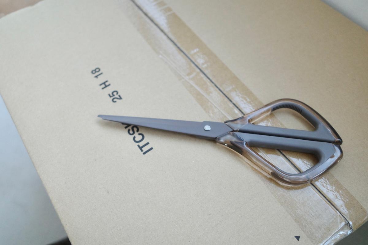 ダンボール、手で無理やりこじ開けてない？テープのベタベタもつかない