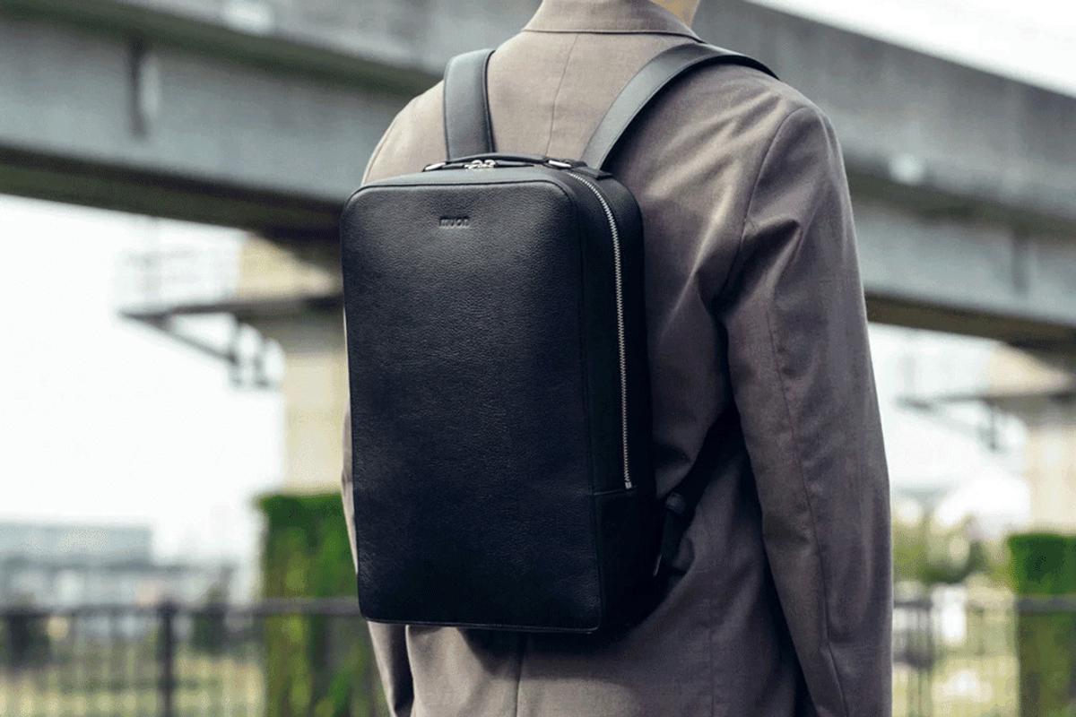 ✨とっても便利で大容量✨レザースリムバックパック！　ブラック デザインも収納力も背負い姿も妥協なし。空間効率を極限まで追求した本