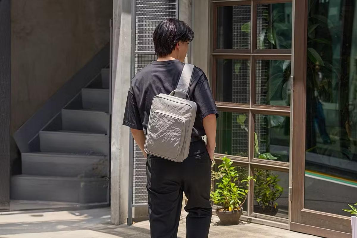 毎日つい手が伸びるやつ。軽いのに形キープしてくれるバッグ | ROOMIE