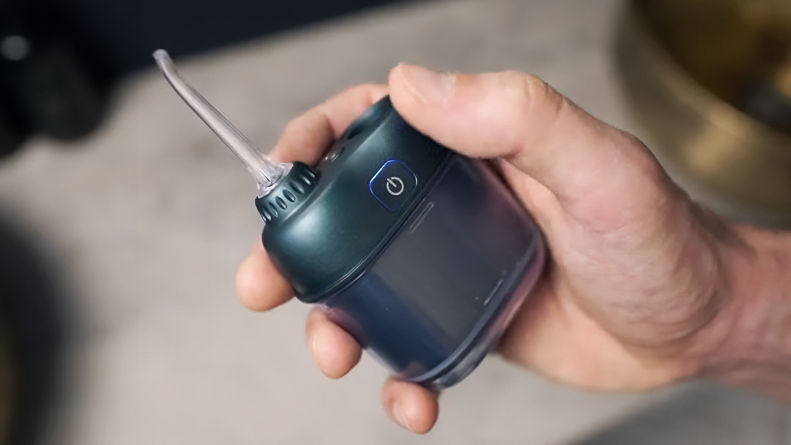 歯ブラシだけじゃ気持ち悪い歯間。水のチカラで外出先でもサッとケアし