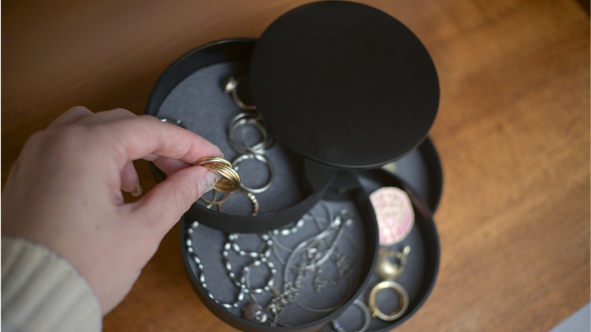 掃除後、キレイを保てない勢へ。アクセは山崎実業のトレイで「ざっくり