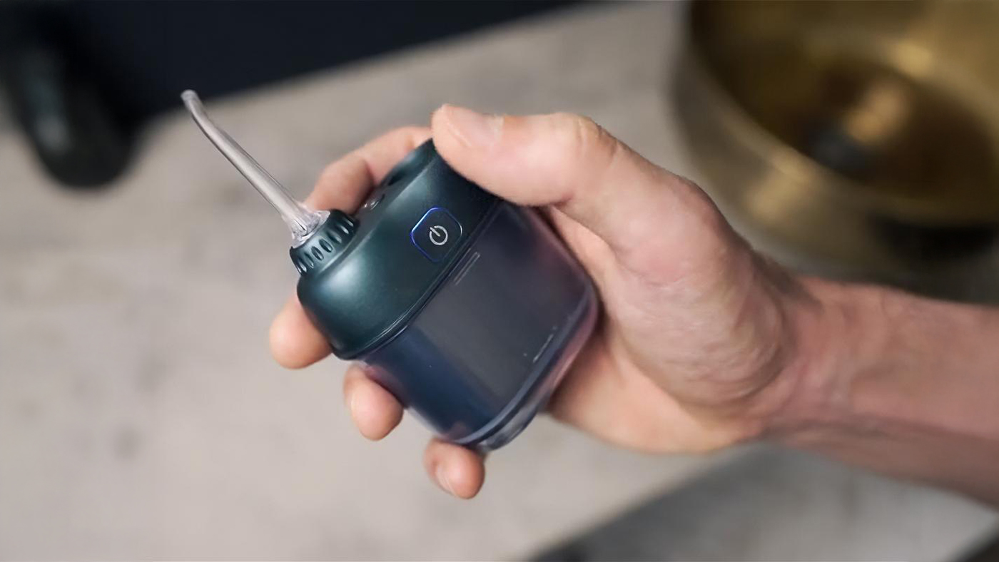 家でも外出先でもしっかり歯間ケア。ポケットサイズの強力水流フロスで