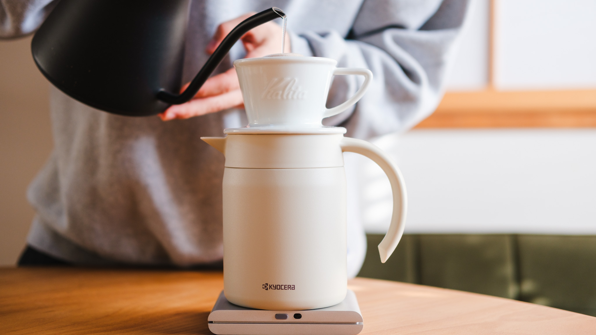 朝淹れたコーヒーが夕方までホカホカでおいしい！京セラの「真空断熱