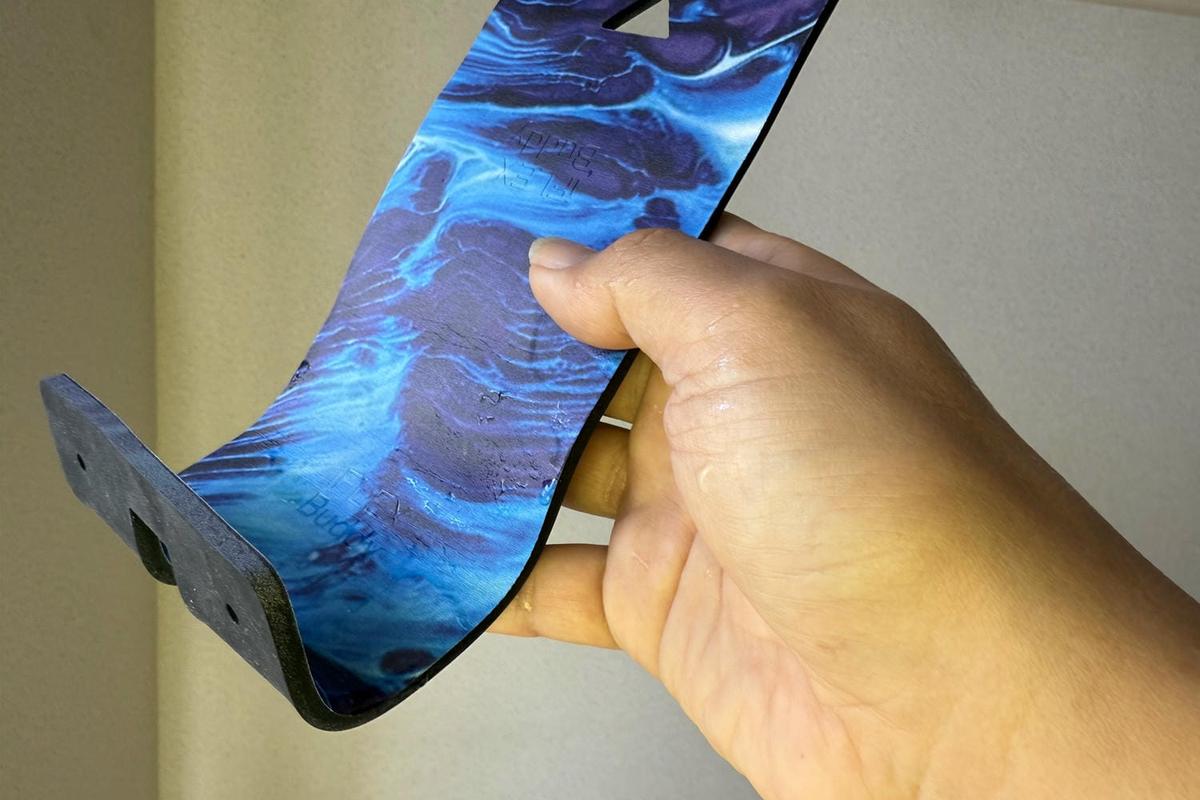 好きな形に曲げたり吊るしたり引っ掛けたり。新発想のシリコン製スマホ