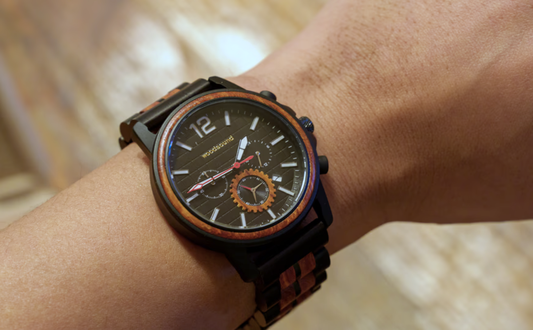 軽くて温かい質感の天然木製クロノグラフ時計。時間を見るたび気持ちが