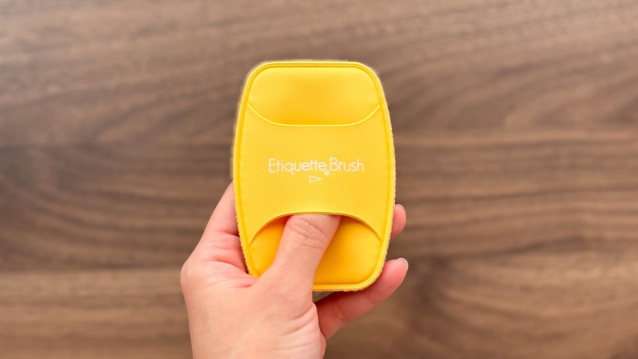 エチケットブラシ JCB ノベルティ 日本シールのエチケットブラシ、ほこりストレス＆静電気まで解消して