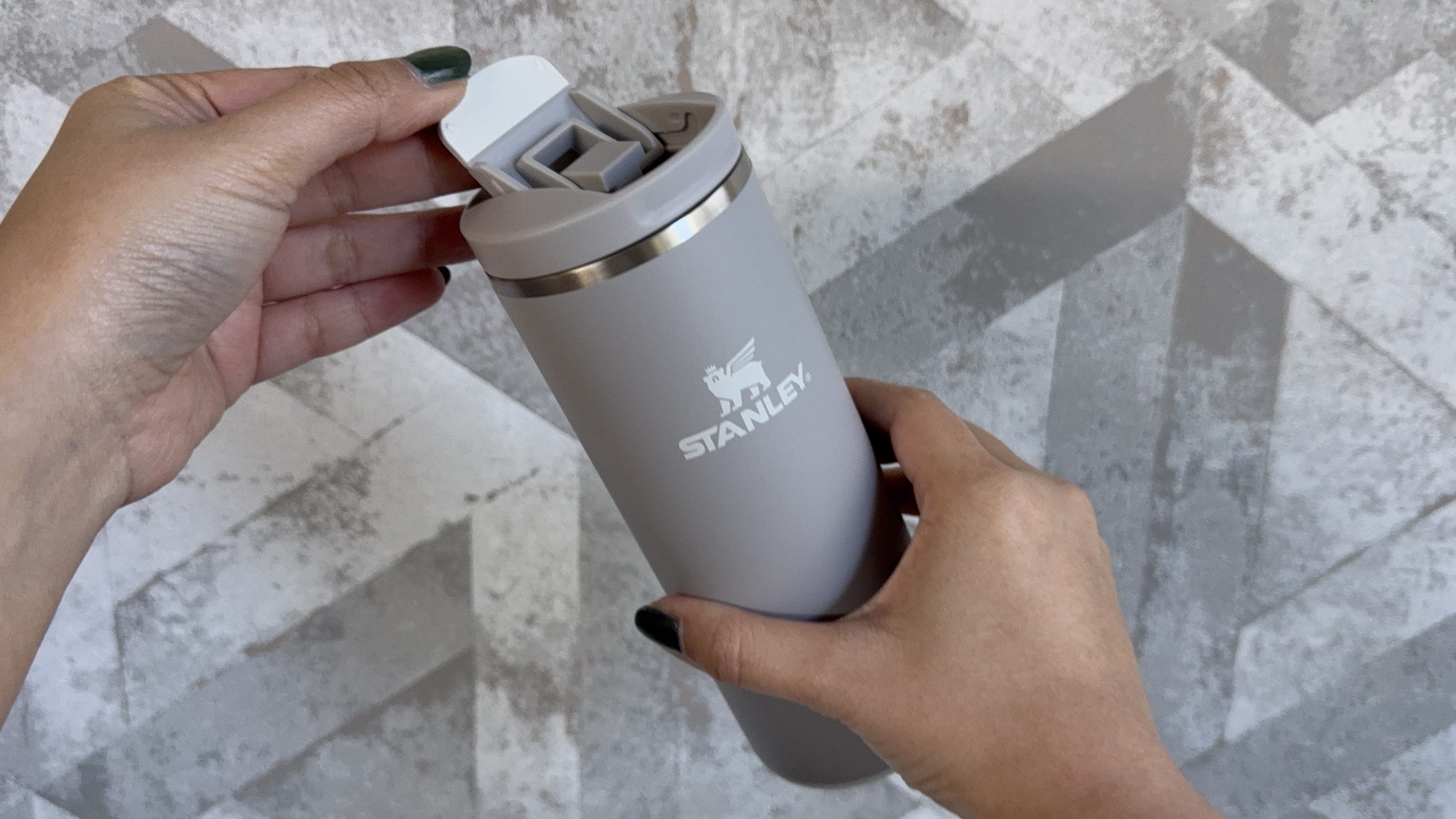 ワンアクションですぐ飲める「スタンレー」のマグ水筒の良いところ