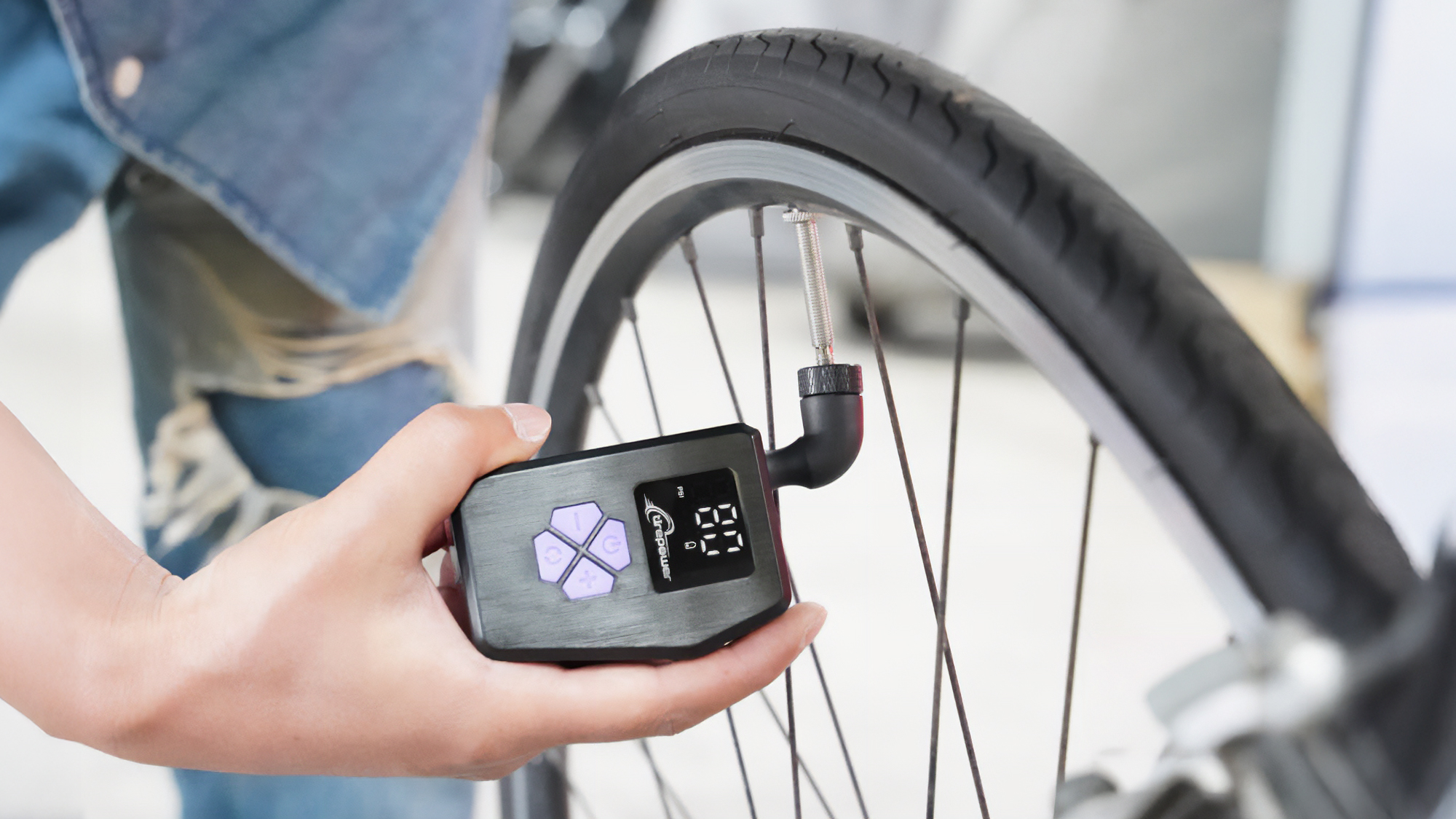 自転車もボールも、これ1台。面倒な空気入れはポケットサイズの電動