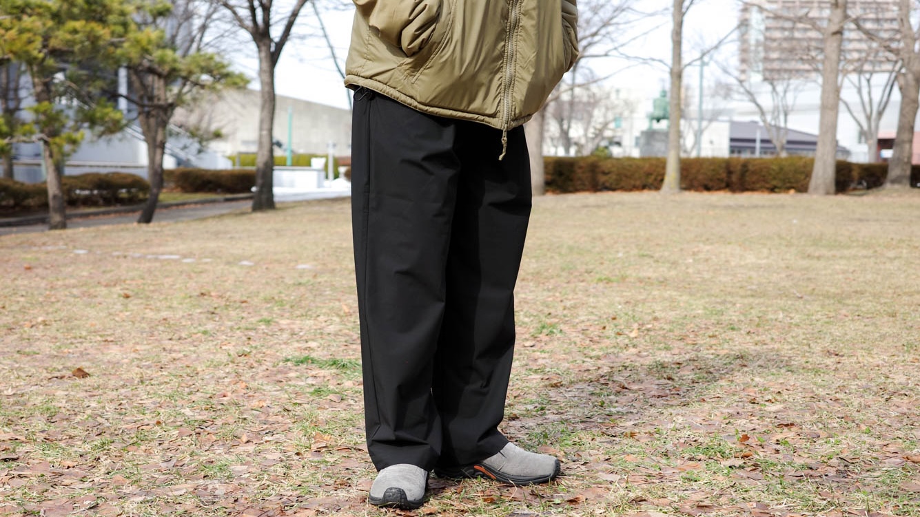 無印良品の「乾きやすいワイドパンツ」は、名前の通り部屋干し派の