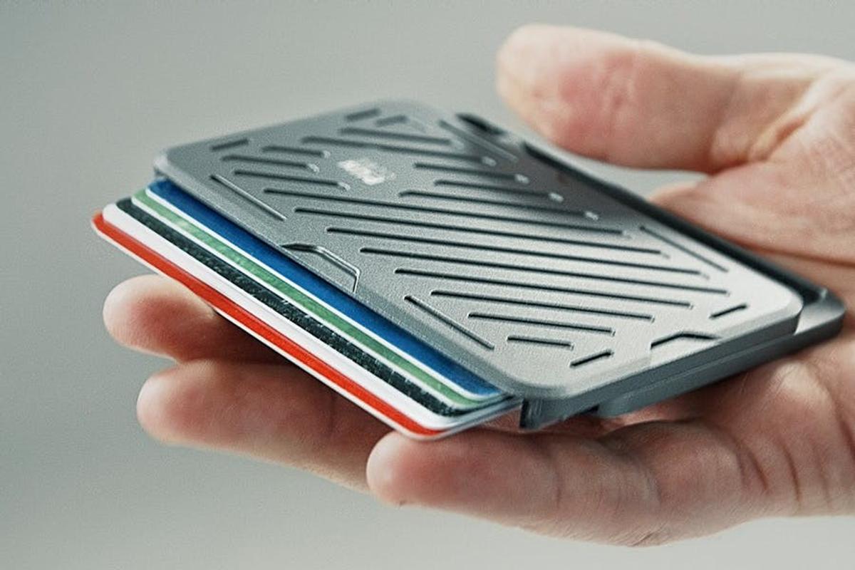 つい触っちゃう。カチッと気持ちいい「Mech Wallet」で、支払いの所作