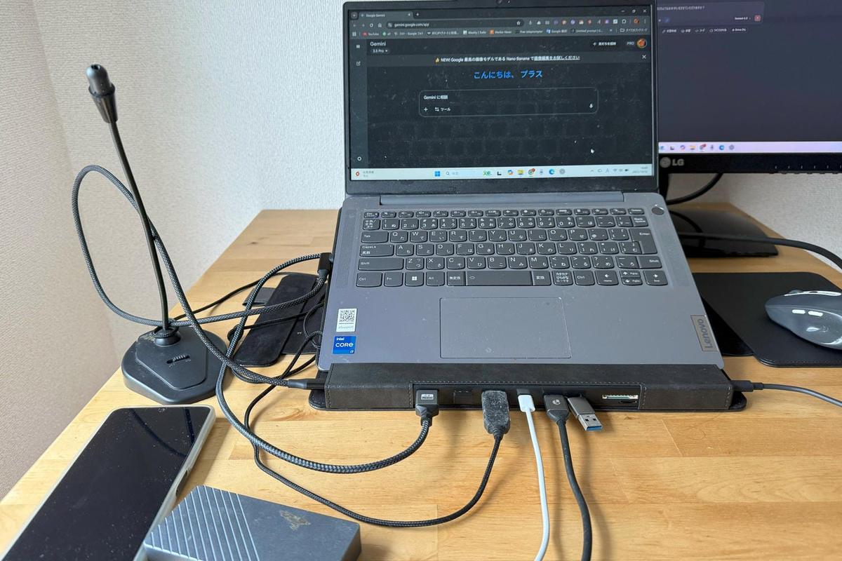 1台13役」で、PCスタンドに欲しいポートを全部搭載。そのままケース