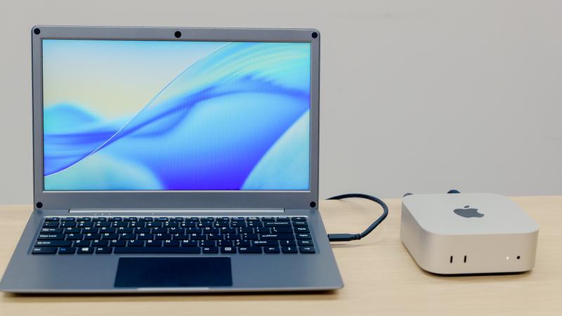 Mac MiniやミニPCとのお出かけ、キーボード内蔵モニターでラクになり 