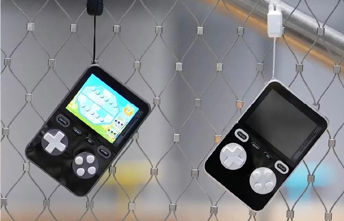 300種のゲームを搭載。見た目はネタ、スペックは本気のゲームボーイ