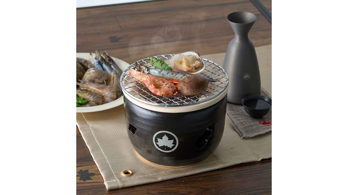 炭火焼きの香ばしさと和の風情、卓上で味わえる。ロゴスの「萬古焼水