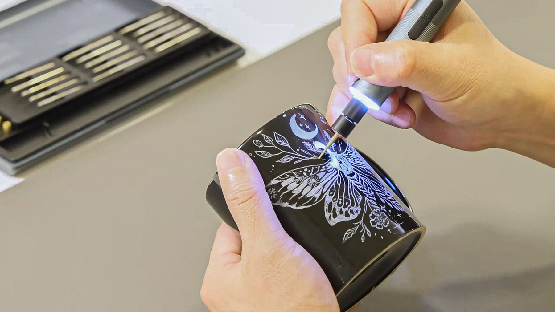 クラフト好きな人におすすめ。金属や陶器も対応の軽量電動彫刻ペン