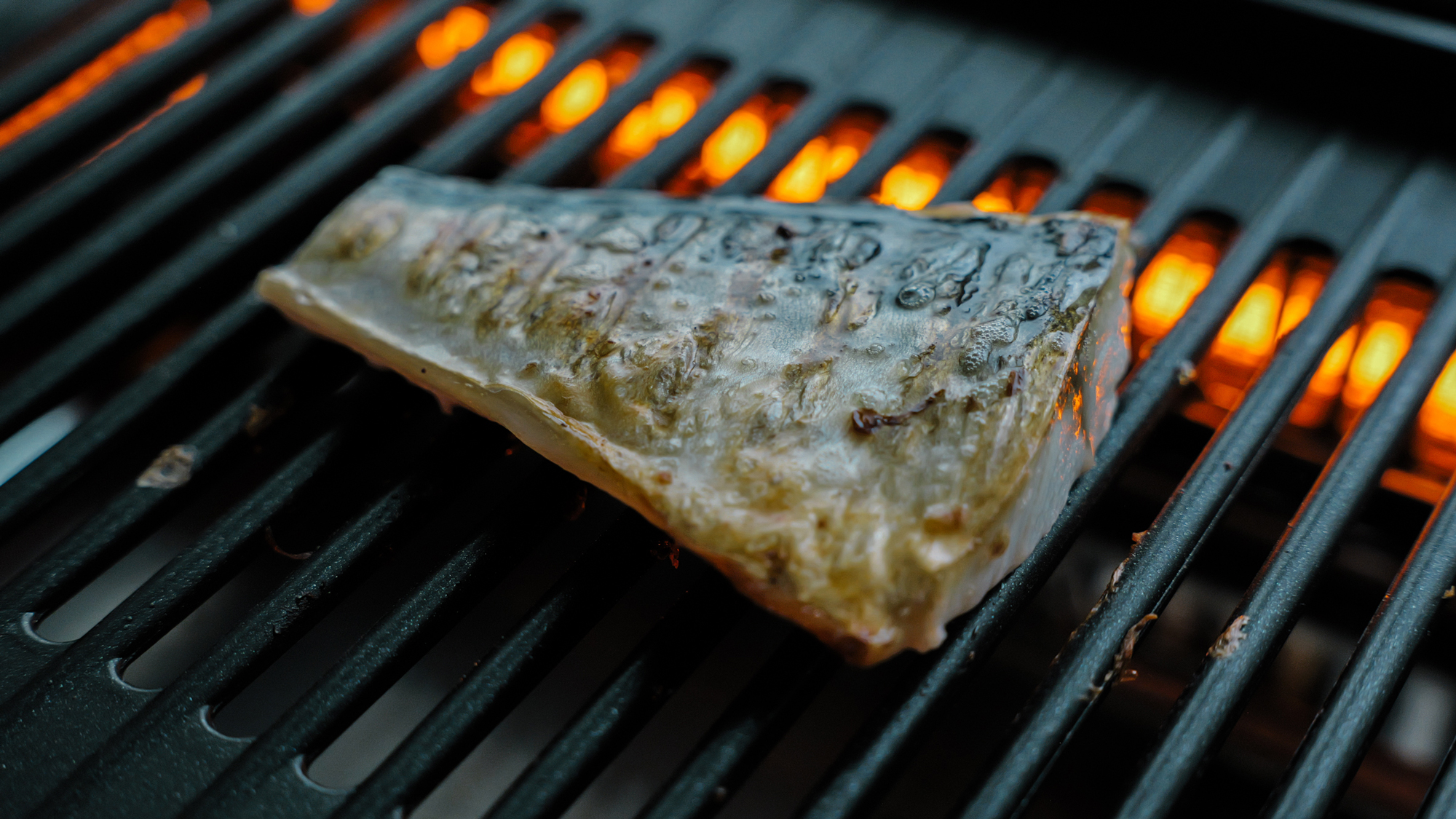 煙レスなグリルなら焼き魚もテーブルで楽しめる。仕上げもジューシーで 
